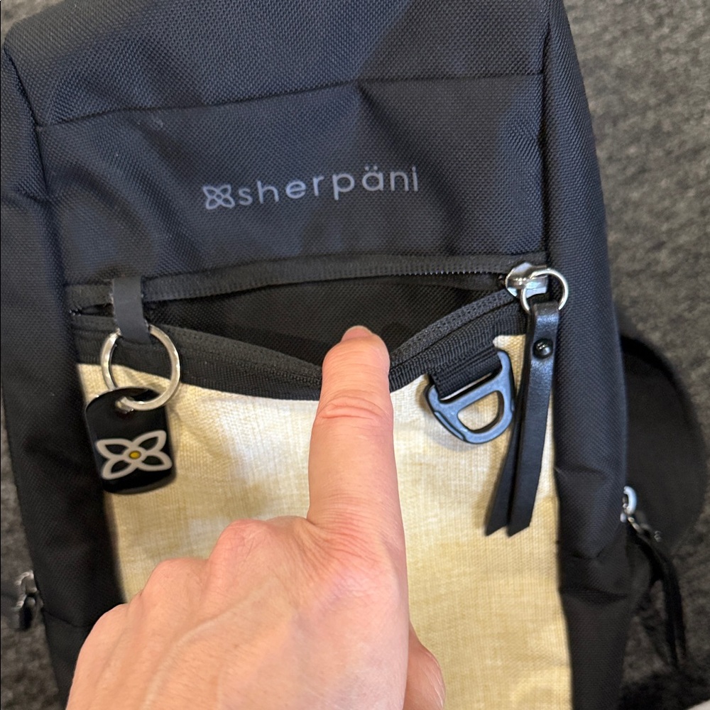 Sherpani Black and Cream Crossbody Bag - Picture 4 of 4